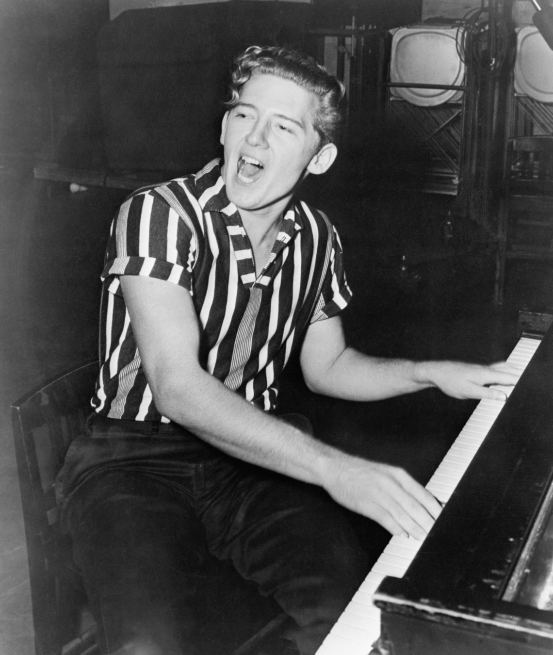 Lewis vid pianot