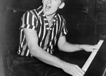 Lewis vid pianot