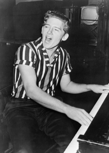 Lewis vid pianot