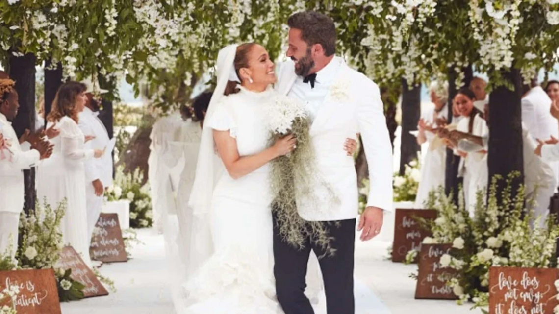 Jennifer Lopez och Ben Affleck går tillsammans efter sin bröllopsceremoni i Georgia 2022.