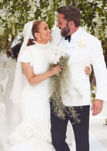 Jennifer Lopez och Ben Affleck går tillsammans efter sin bröllopsceremoni i Georgia 2022.