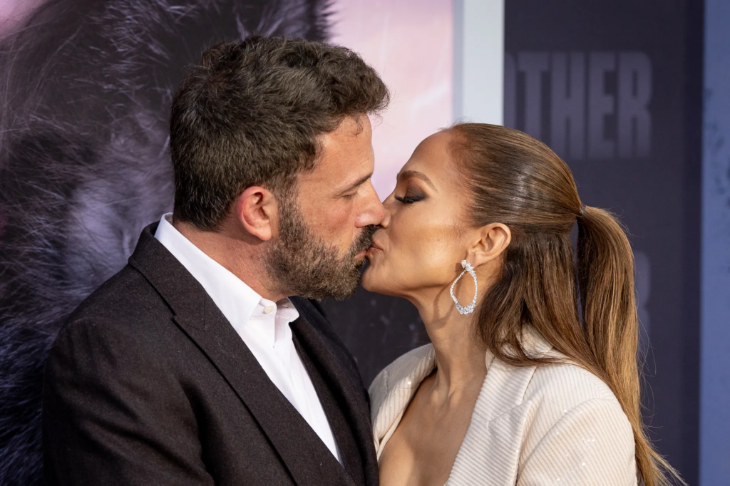 Jennifer Lopez och Ben Affleck i vita bröllopskläder under ceremonin i Georgia 2022.