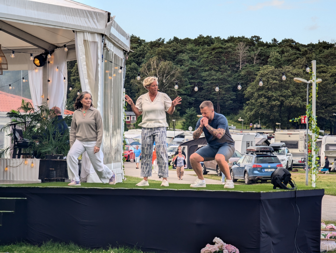 Sofia Åhman med Agneta Sjödin och Casper Janebrink under Bingolottos sommarkväll 2024.