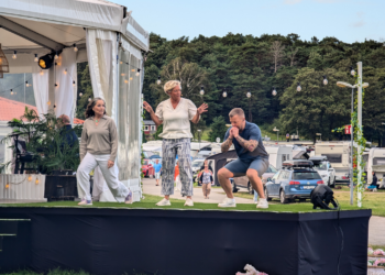 Sofia Åhman med Agneta Sjödin och Casper Janebrink under Bingolottos sommarkväll 2024.