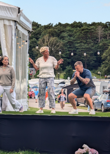 Sofia Åhman med Agneta Sjödin och Casper Janebrink under Bingolottos sommarkväll 2024.