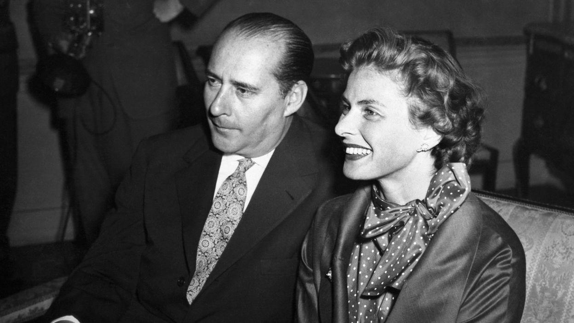Ingrid Bergman och maken Roberto Rossellini sitter tillsammans och ler i Rom 1951.