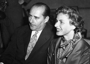 Ingrid Bergman och maken Roberto Rossellini sitter tillsammans och ler i Rom 1951.