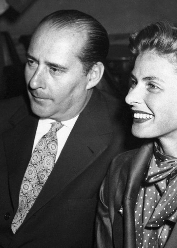 Ingrid Bergman och maken Roberto Rossellini sitter tillsammans och ler i Rom 1951.