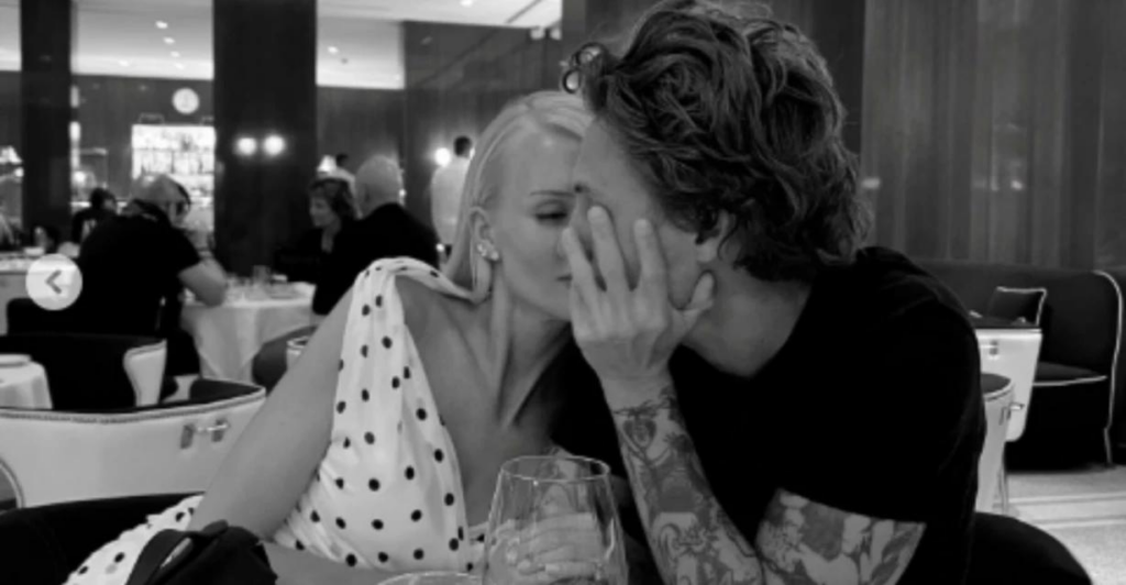 Lovisa Worge och sambon Gullek Nilsen på restaurang