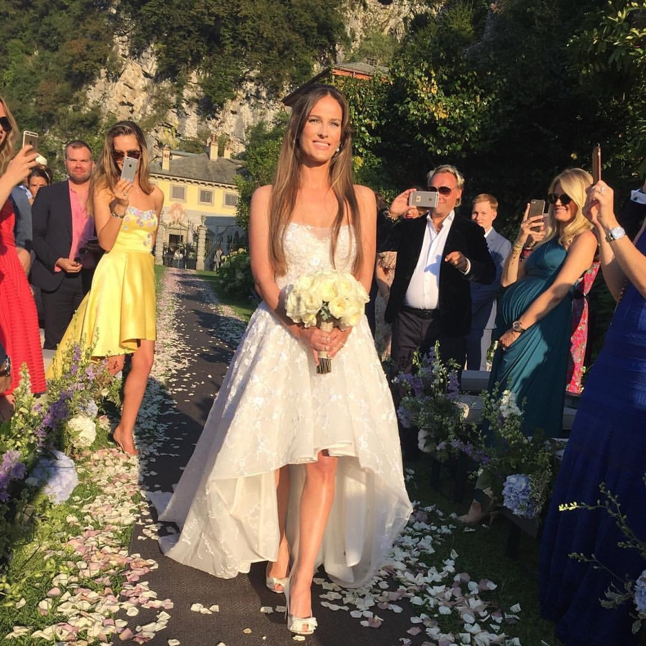 Sofia Levander på sin och Daniel Eks bröllopsdag vid Comosjön i Italien 2016.