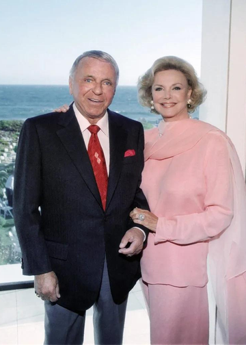 Frank Sinatra och hans fjärde hustru Barbara Sinatra poserar tillsammans i Los Angeles 1997.