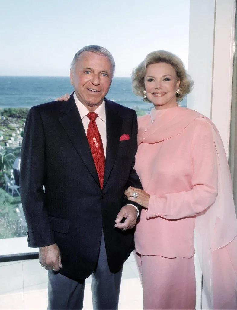 Frank Sinatra och hans fjärde hustru Barbara Sinatra poserar tillsammans i Los Angeles 1997.