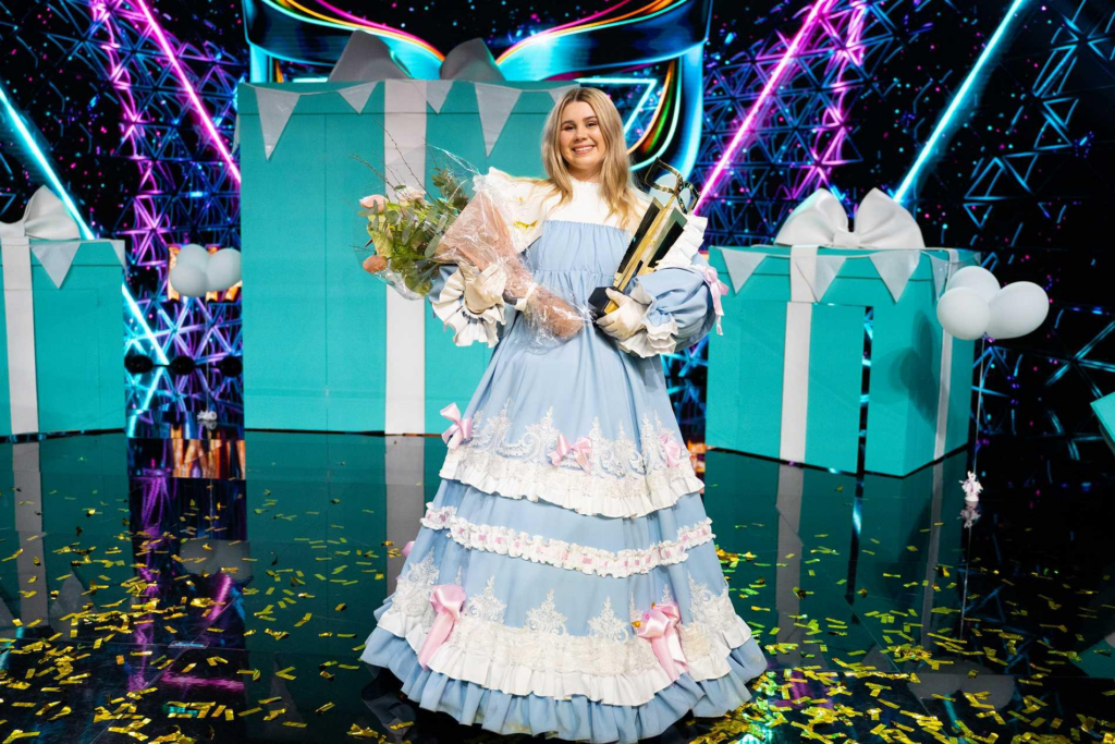 Lisa Ajax avslöjas som Porslinsdockan i Masked Singer Sverige 2025.