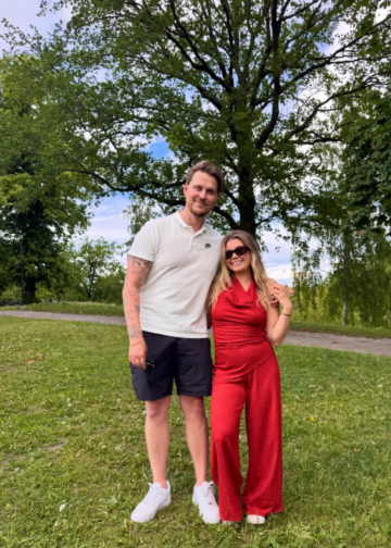 Lisa Ajax och pojkvännen Max Huss tillsammans i en park
