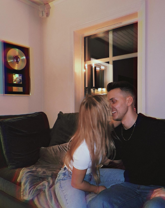 Lisa Ajax och Max Huss tillsammans när relationen blev offentlig