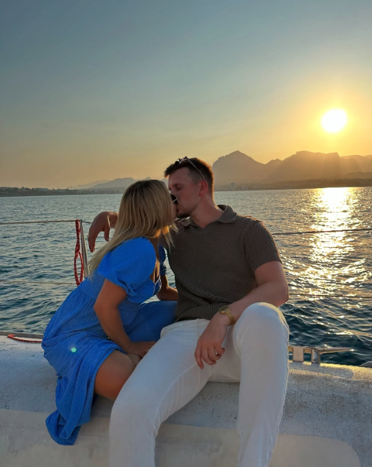 Lisa Ajax och Max Huss visar upp sitt gemensamma liv