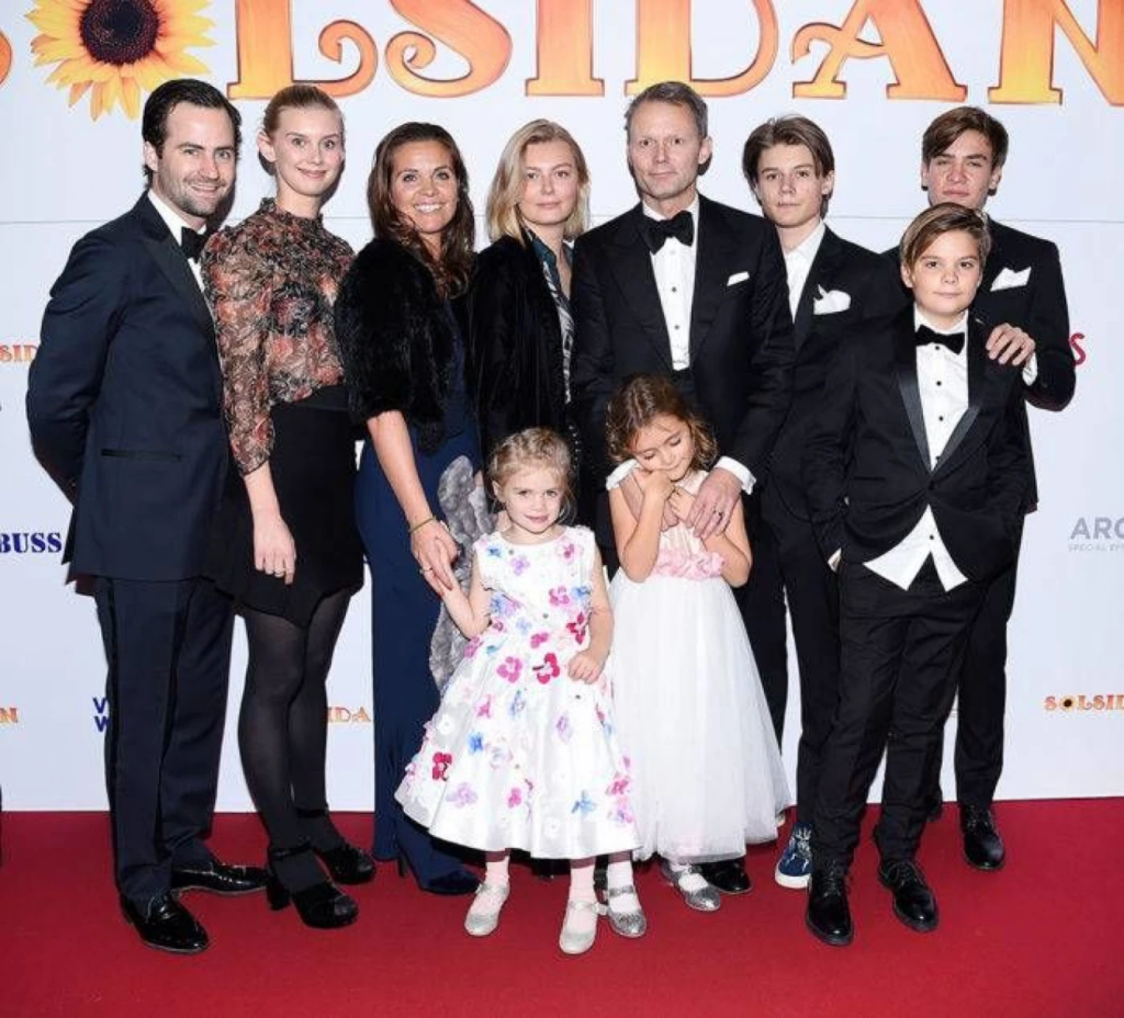 Felix och Clara Herngren med sin familj på Solsidan-premiären