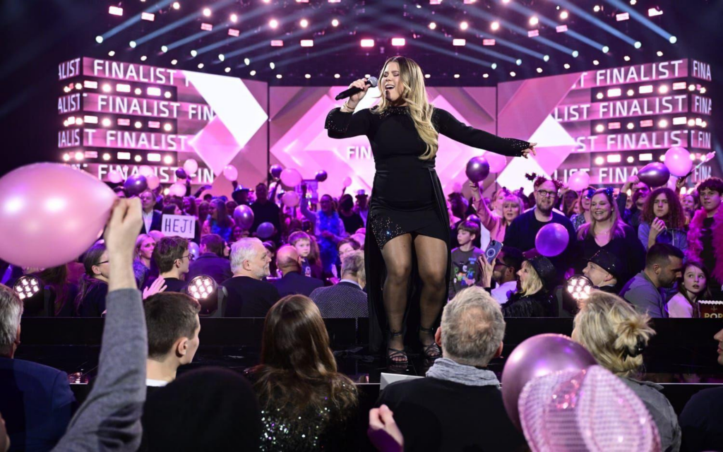 Lisa Ajax uppträder med låten "Awful Liar" i Melodifestivalen 2024.