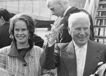 Charlie Chaplin tillsammans med sin fru Oona O’Neill 1965