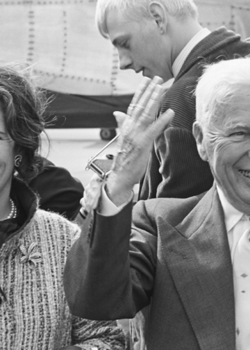 Charlie Chaplin tillsammans med sin fru Oona O’Neill 1965