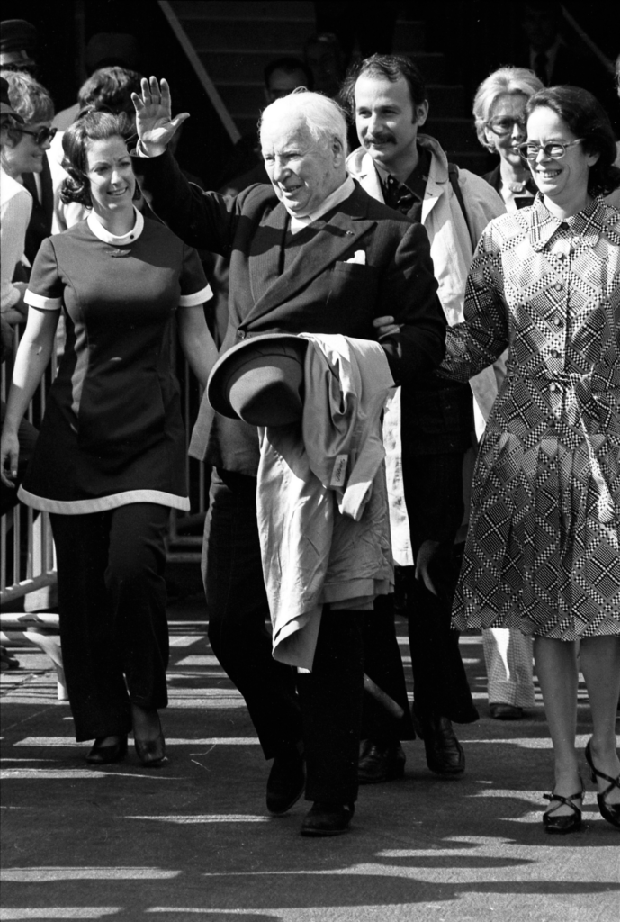 Charlie Chaplin och hans fru Oona anländer till Los Angeles 1972